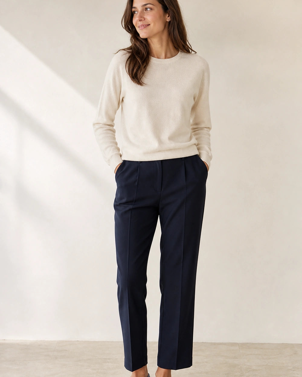 Mocassini donna blu navy con doppio morsetto — indossato da una modella
