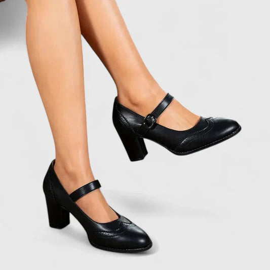 Décolleté donna Mary Jane con lavorazione brogue, fibbia e tacco largo – per ufficio e look rétro