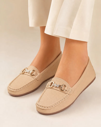 Mocassini donna beige con catena dorata — immagine del prodotto 1