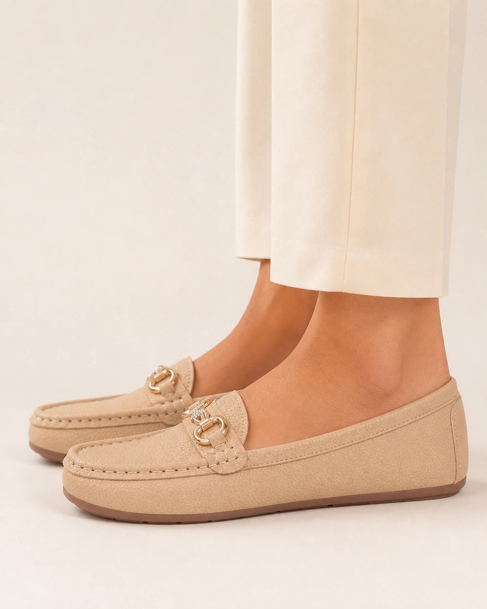 Mocassini donna beige con catena dorata — immagine del prodotto 4