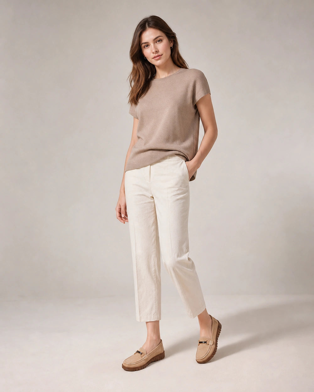 Mocassini donna beige chunky con morsetto — indossato da una modella