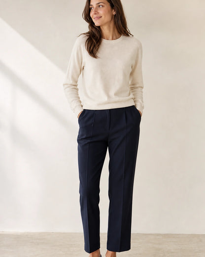 Mocassini donna blu navy con doppio morsetto — indossato da una modella