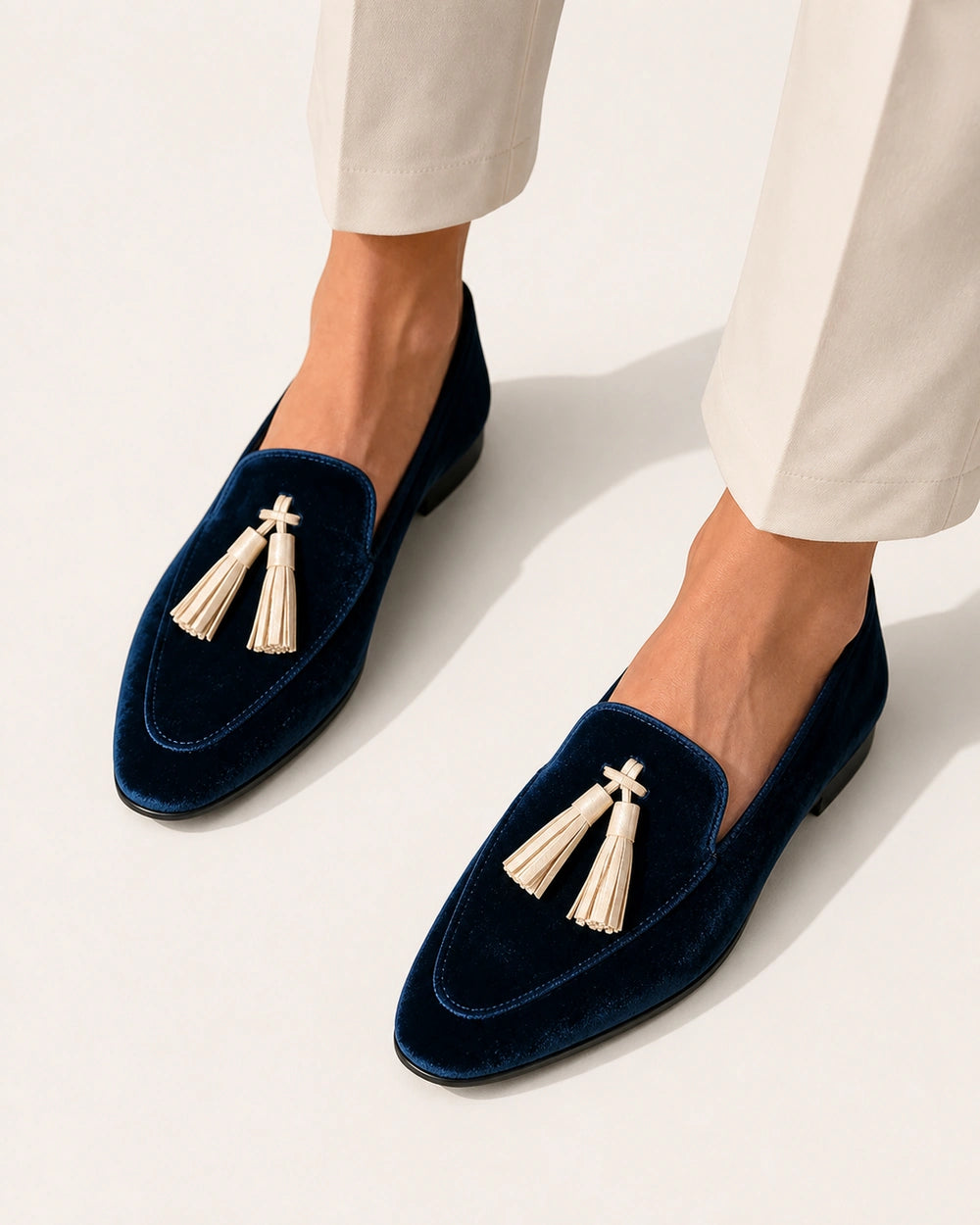 Mocassini donna blu navy vellutati con nappine — immagine del prodotto 5