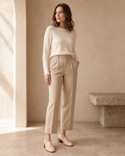 Mocassini donna rosa cipria lucidi con tacco basso — indossato da una modella