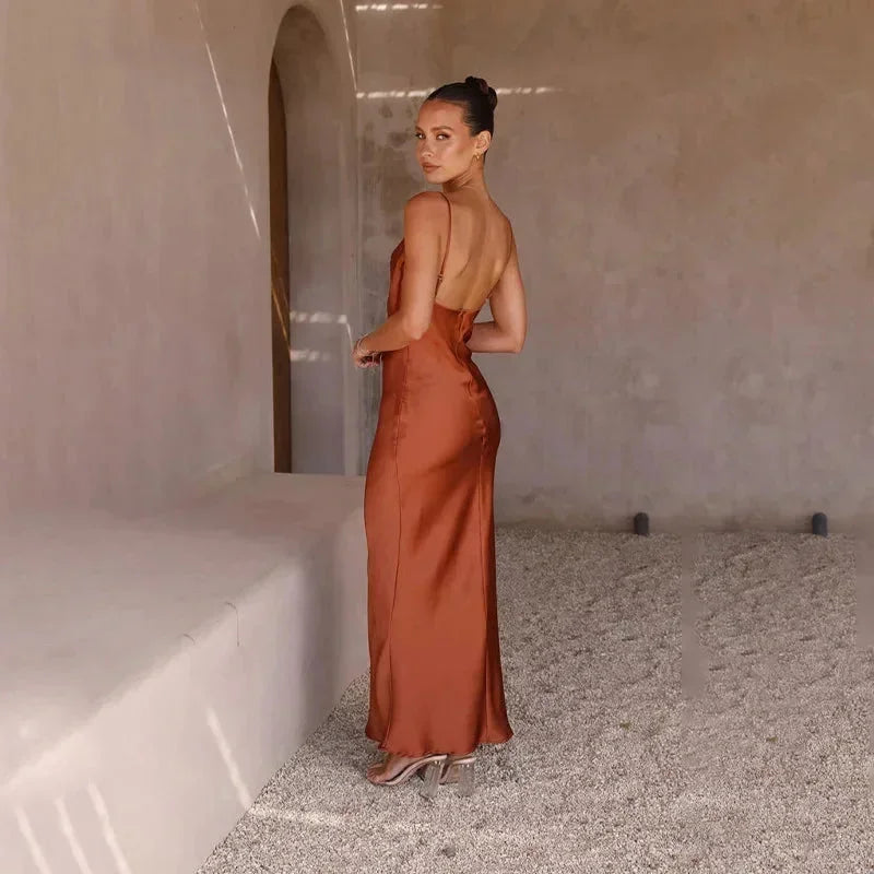 Calliope | Vestito Maxi Elegante in Raso Scollo a Cappuccio Slip Sbieco da Sera