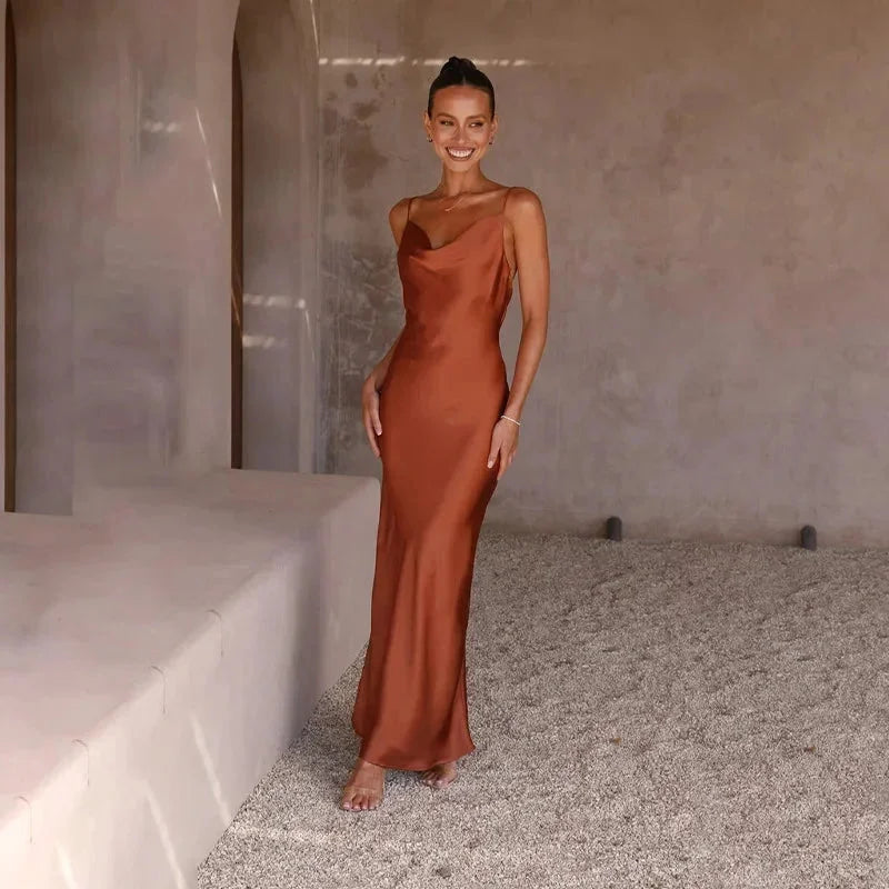 Calliope | Vestito Maxi Elegante in Raso Scollo a Cappuccio Slip Sbieco da Sera