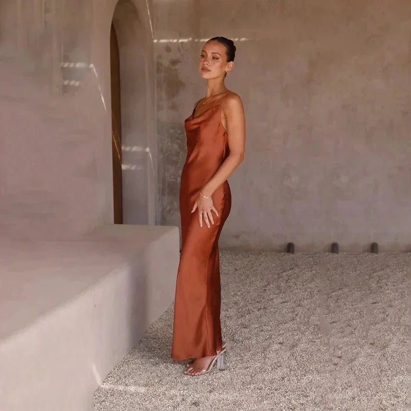 Calliope | Vestito Maxi Elegante in Raso Scollo a Cappuccio Slip Sbieco da Sera