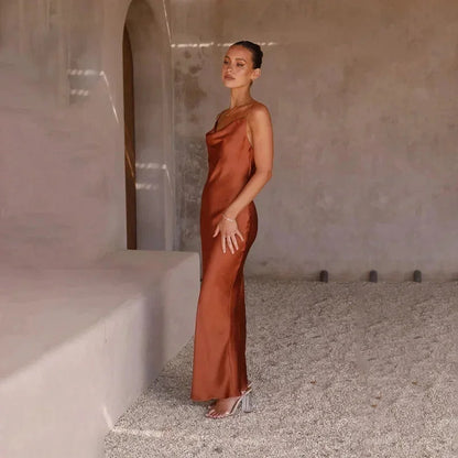 Calliope | Vestito Maxi Elegante in Raso Scollo a Cappuccio Slip Sbieco da Sera