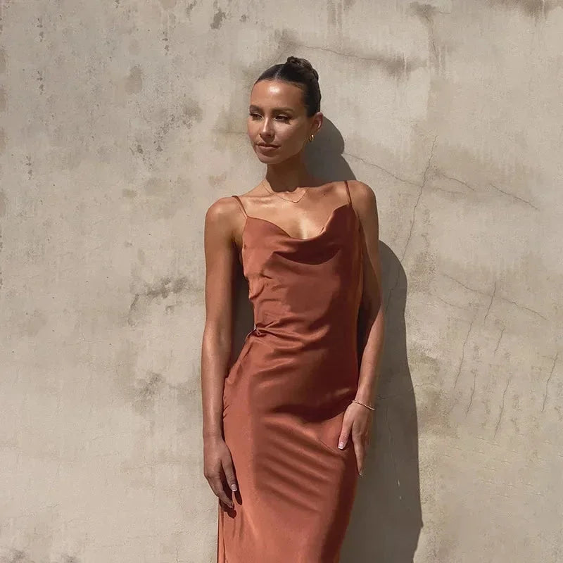 Calliope | Vestito Maxi Elegante in Raso Scollo a Cappuccio Slip Sbieco da Sera