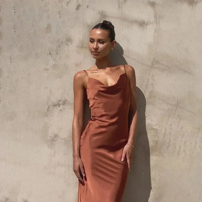 Calliope | Vestito Maxi Elegante in Raso Scollo a Cappuccio Slip Sbieco da Sera
